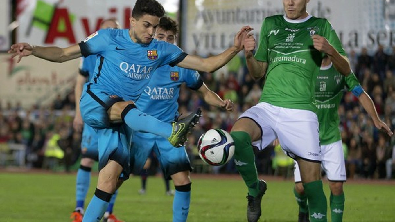 Marc Bartra (vľavo)  z Barcelony v súboji s hráčom Villanovense.