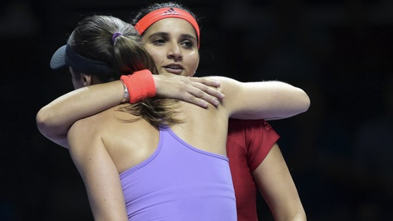 Sania Mirzová (vpravo) sa objíma s Martinou Hingisovou po ďalšom víťazstve.