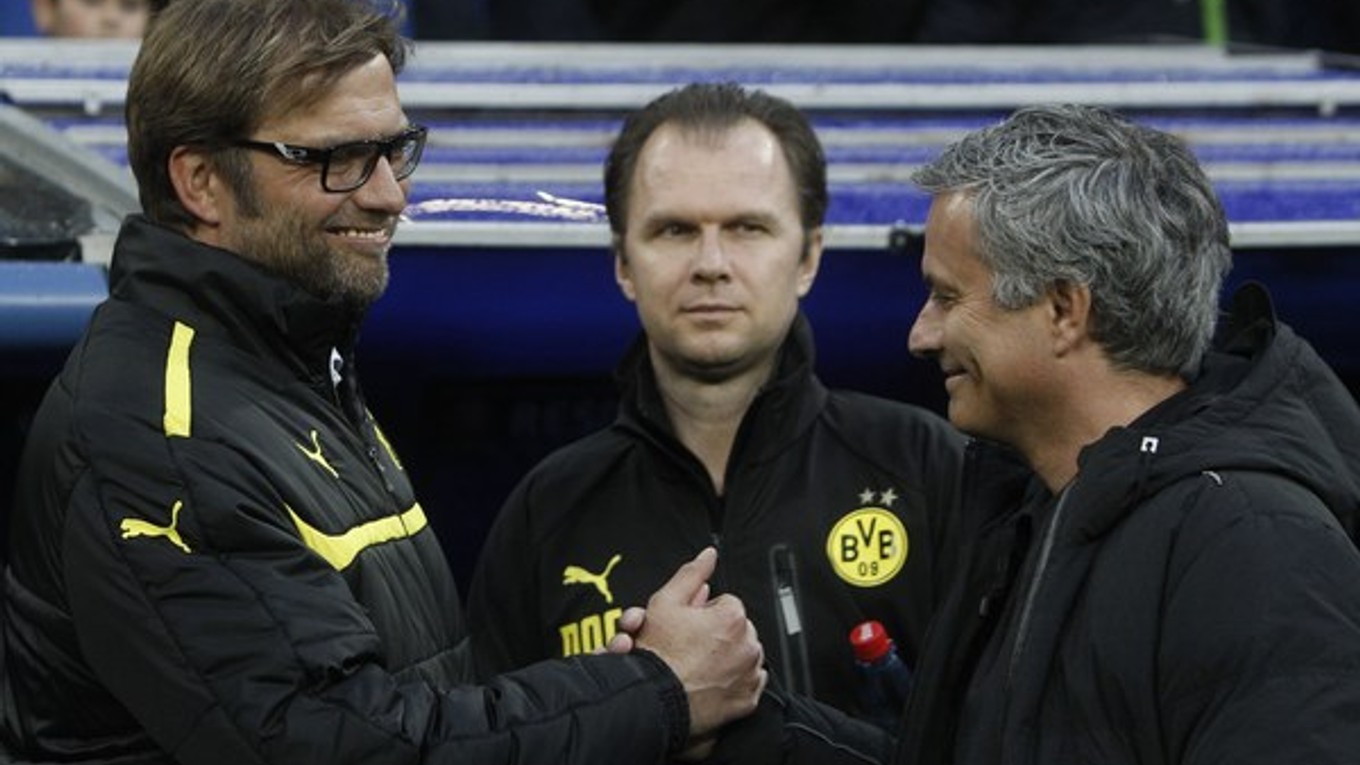 Obaja sú rozdielni, no pozornosť pútajú všade, kam prídu. Tréner Liverpoolu Jürgen Klopp (vľavo) a tréner Chelsea José Mourinho (vpravo).