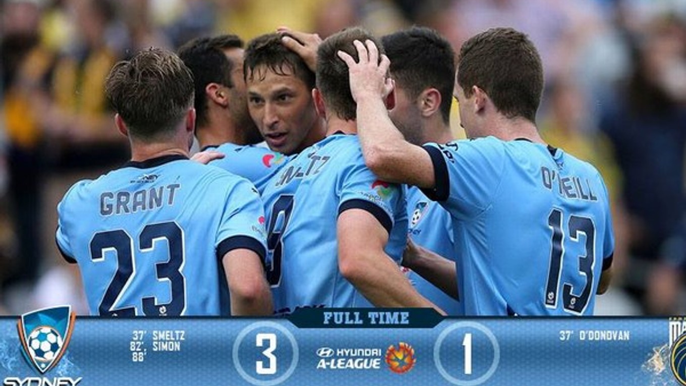 Filip Hološko (otočený tvárou) sa raduje so spoluhráčmi z víťazstva.