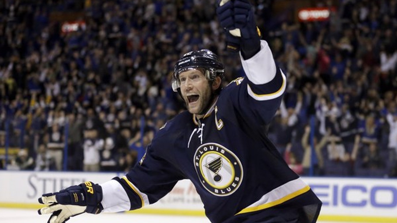 Kapitán tímu St.Louis Blues David Backes sa teší z gólu do siete Minnessoty.