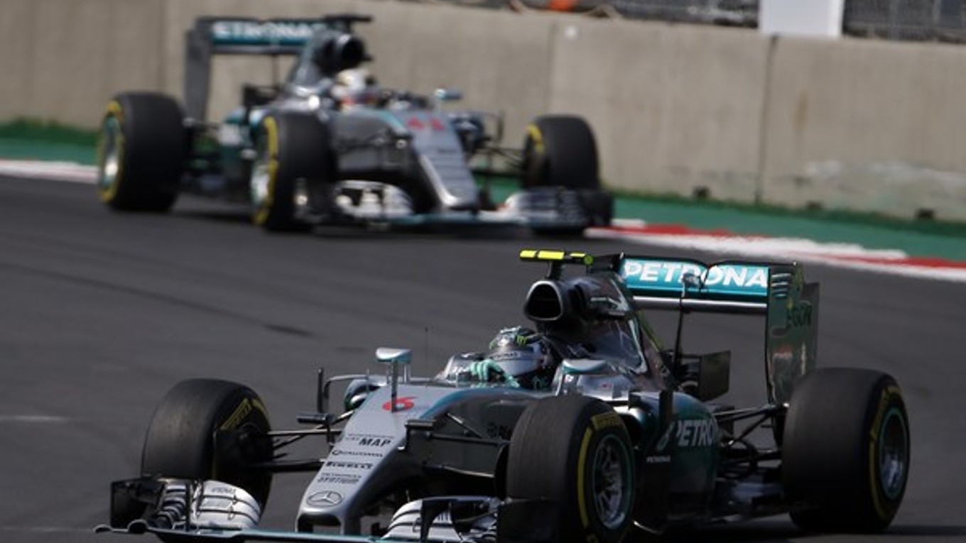 Nico Rosberg (v popredí) na čele Veľkej ceny Mexika pred tímovým kolegom a už istým majstrom sveta Lewisom Hamiltonom.