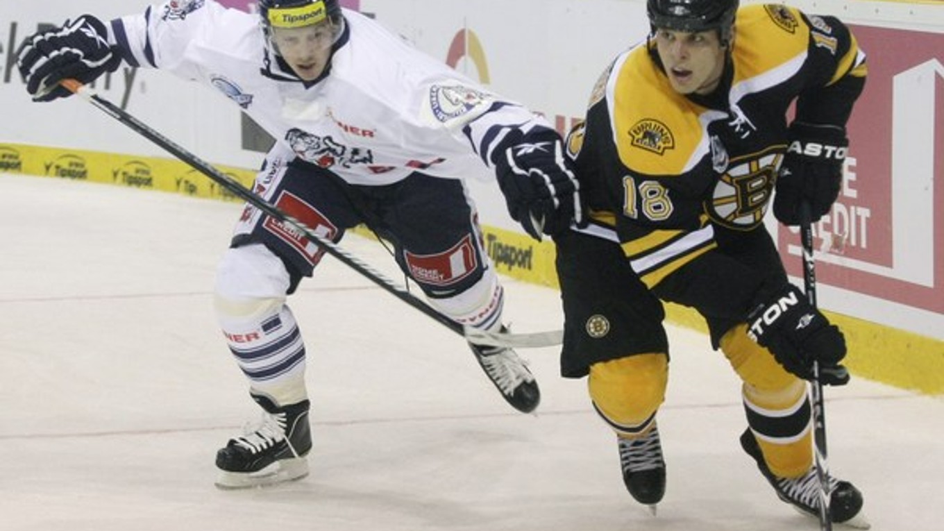 Čakajík (vľavo) si pred piatimi rokmi zahral v drese Liberca aj prípravný duel proti hviezdnemu Bostonu Bruins.