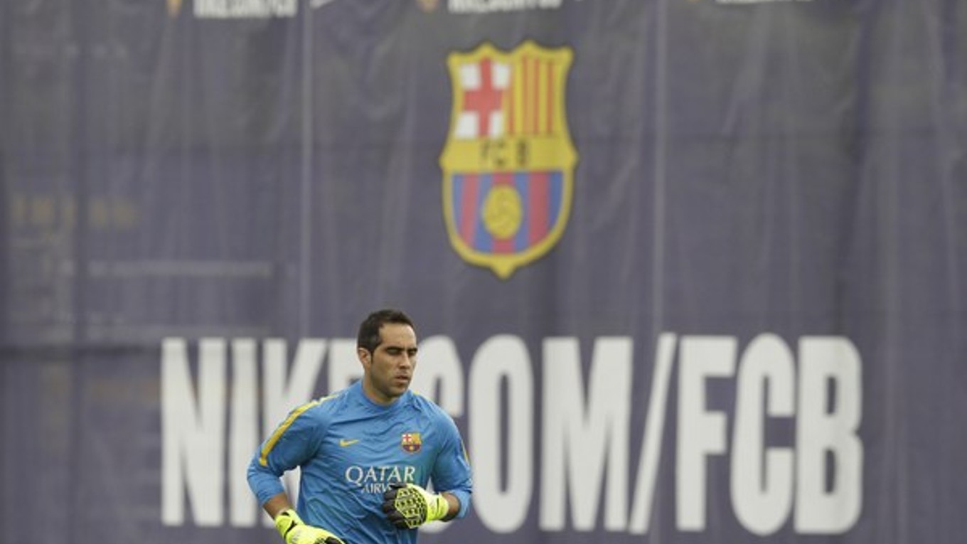 Brankár FC Barcelony Claudio Bravo počas tréningu.
