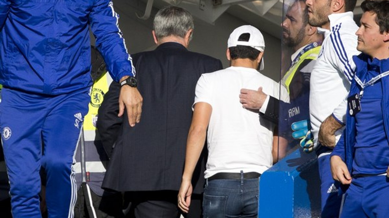 Mourinho (v obleku) odchádza do tunela po vyrovnávajúcom góle Liverpoolu, ktorý strelil Philippe Coutinho.