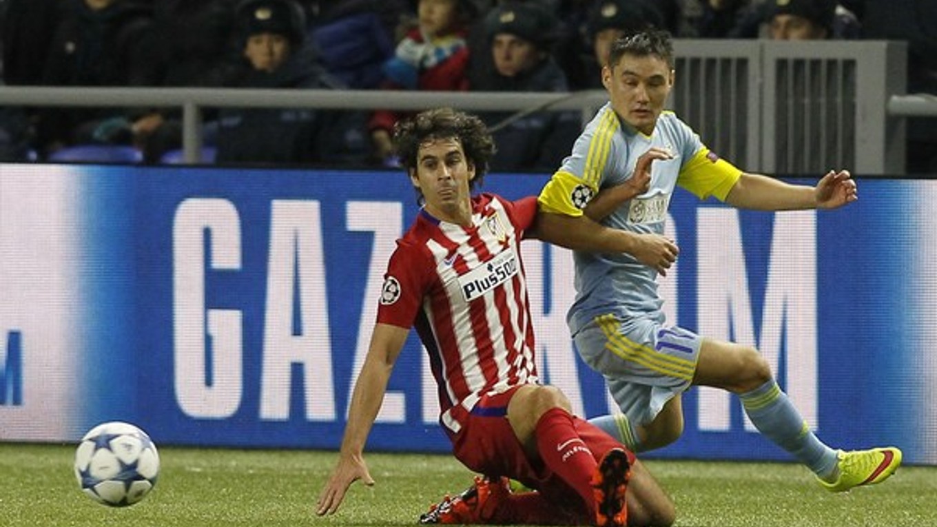Domáci Mužikov (vpravo) v súboji so záložníkom Atlética Madrid Tiagom Mendesom.