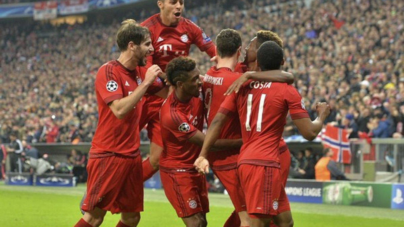 Hráči Bayernu sa radujú z gólu v sieti Arsenalu. Bayern hladko zdolal Londýnčanov 5:1.