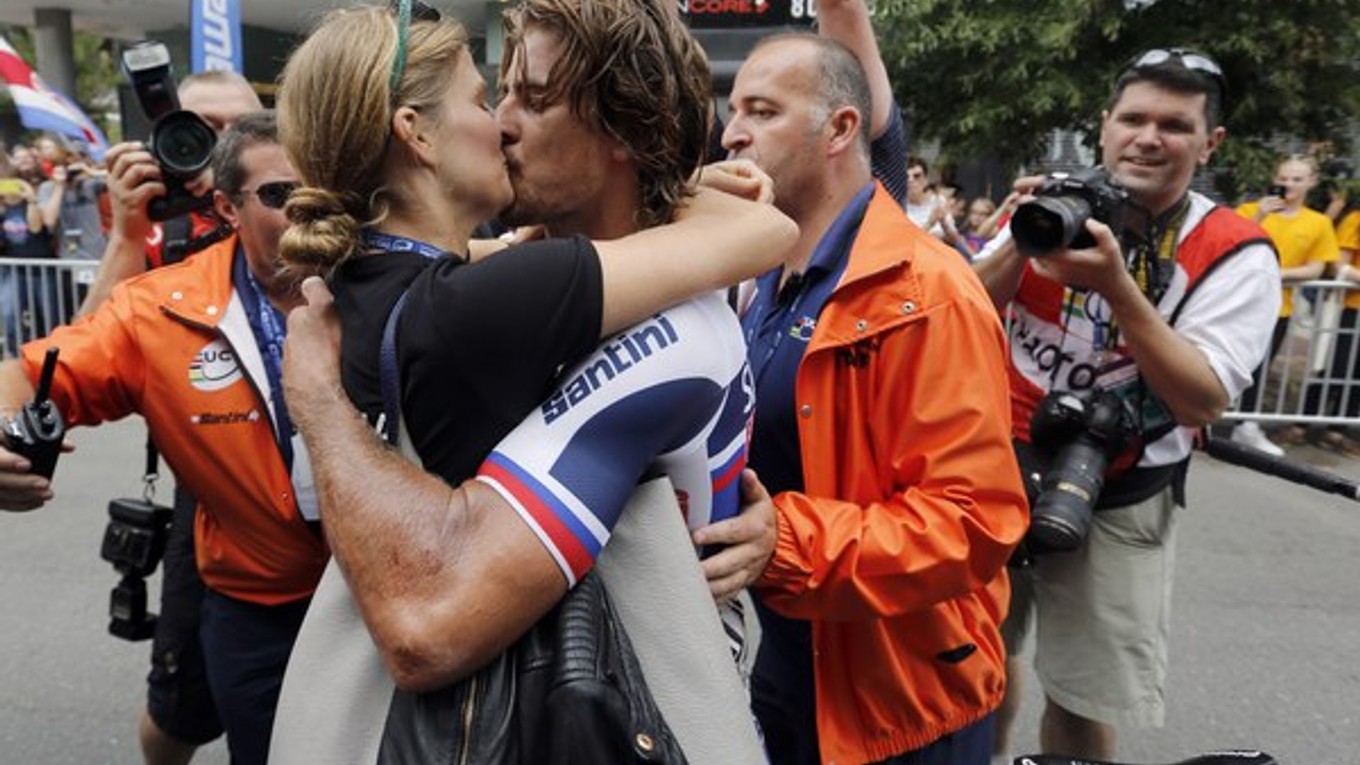 Saganova láska Katarína ho sprevádza na pretekoch počas náročnej sezóny.