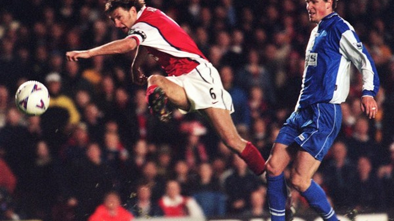 Tony Adams (vľavo) v časoch aktívnej kariéry.