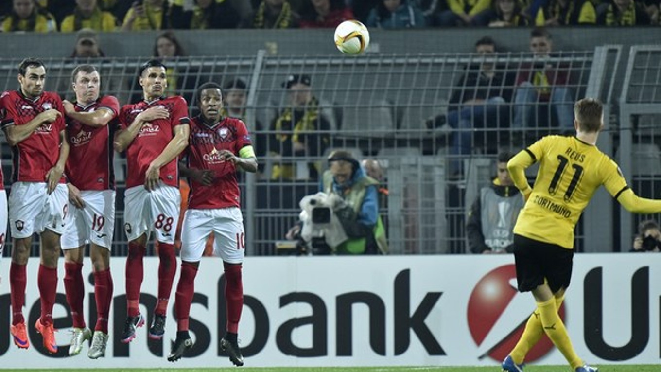 Futbalisti Gabaly skáču v snahe dočiahnuť loptu z kopačky Marca Reusa po štandardnej situácii.