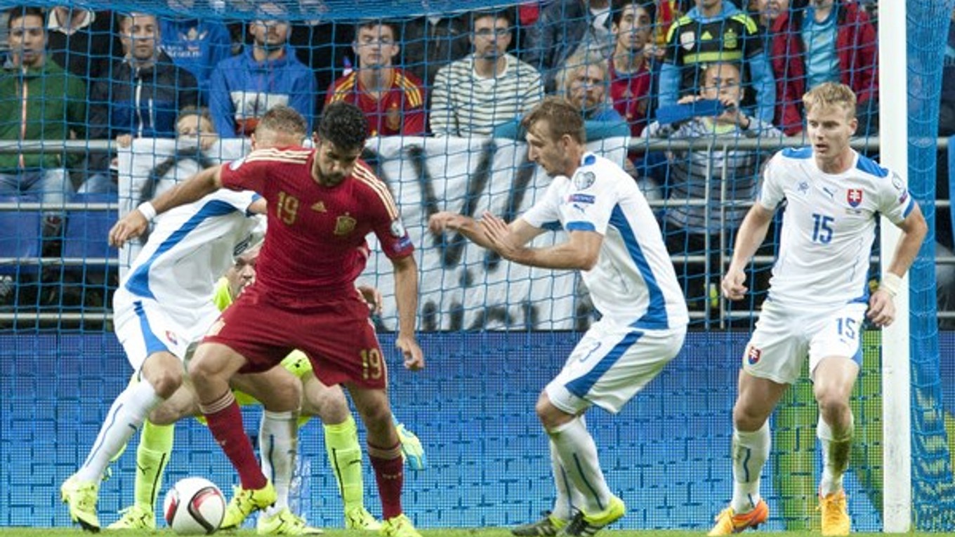 V Oviede takto zamestnával Diego Costa slovenskú obranu.