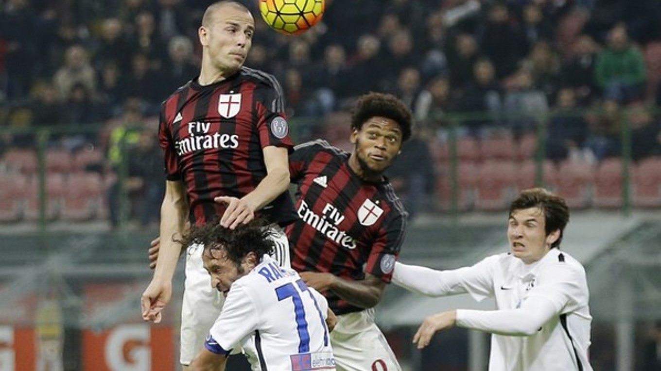 Domáci futbalisti Luca Antonelli a Luiz Adriano v súboji s obranou Atalanty.