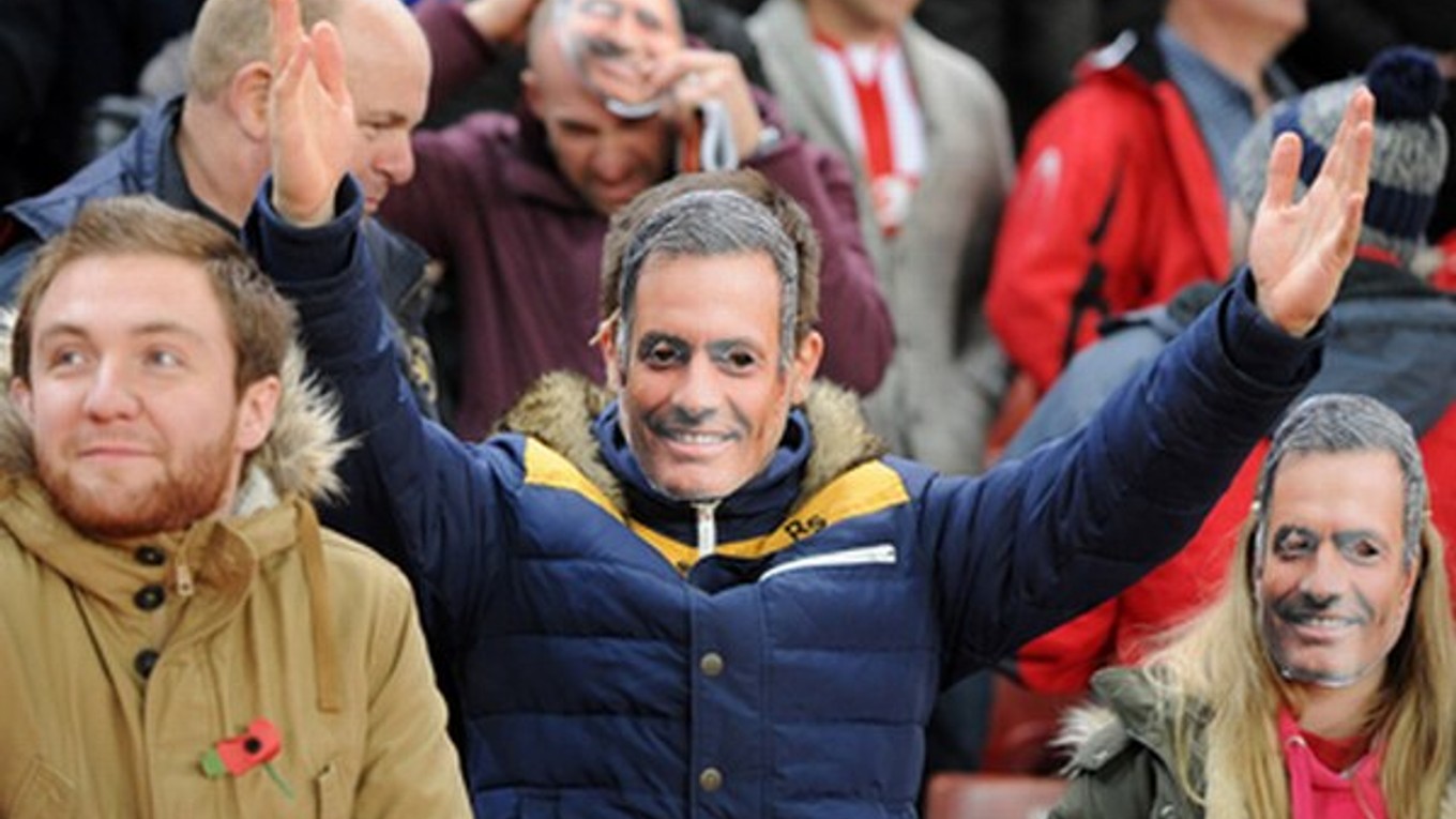 Masky Mourinha na štadióne v Stoke.