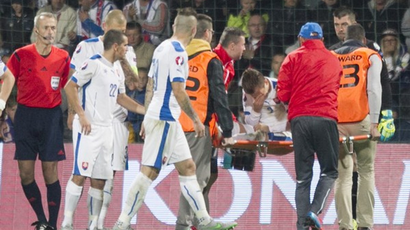 Peter Pekarík (na nosidlách) utrpel zranenie v kvalifikačnom súboji o postup na majstrovstvá Európy 2016 proti Ukrajine.