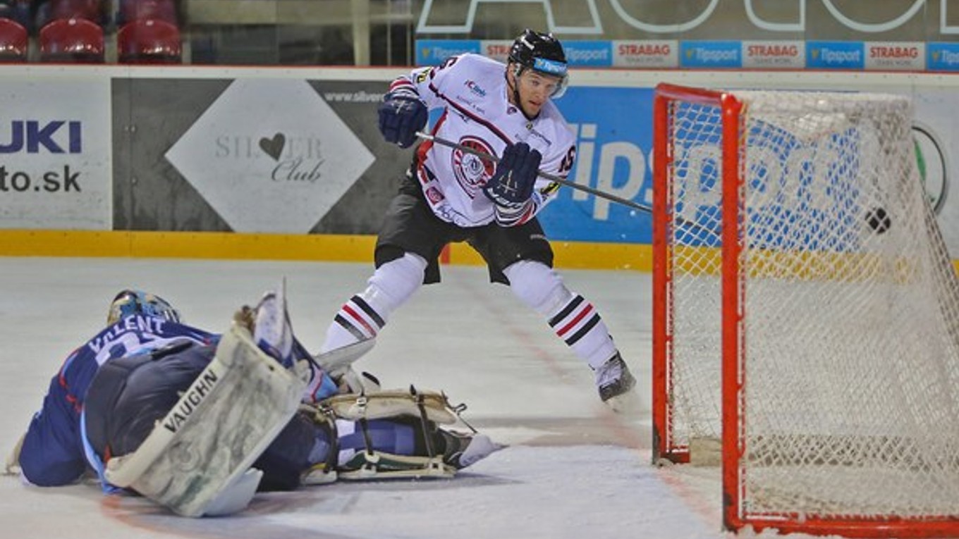 Hráč Banskej Bystrice Ondrej Mikula strieľa gól do siete brankára Nitry Michala Valenta.