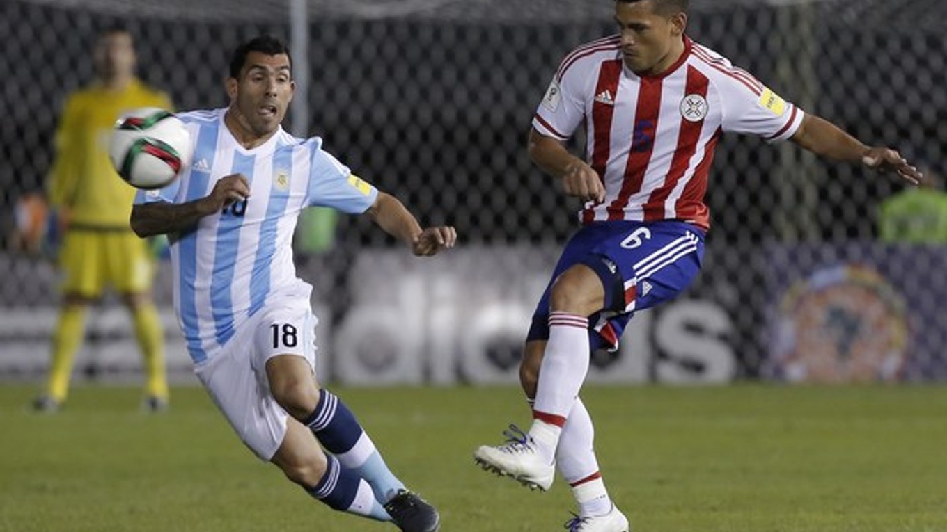 Carlos Tevez (č. 18) bude argentínskej reprezentácii v najbližších dueloch chýbať.