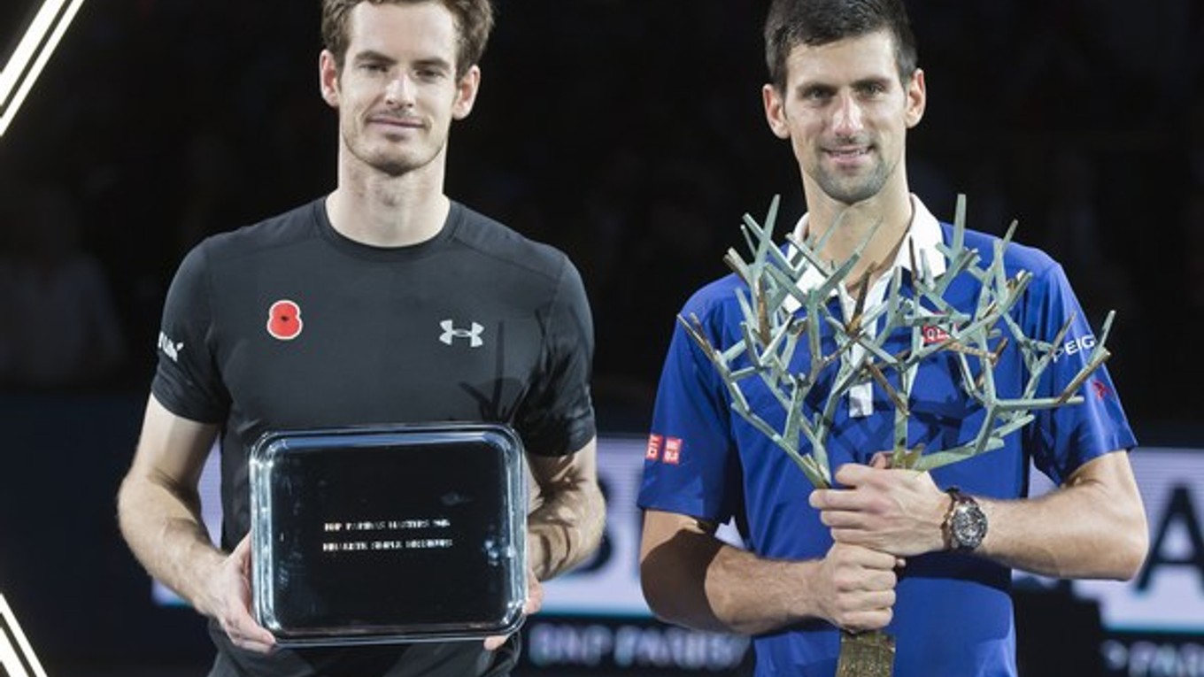 Murray (vľavo) v nedeľu neúspešne bojoval vo finále parížskeho Masters proti Srbovi Novakovi Djokovičovi.