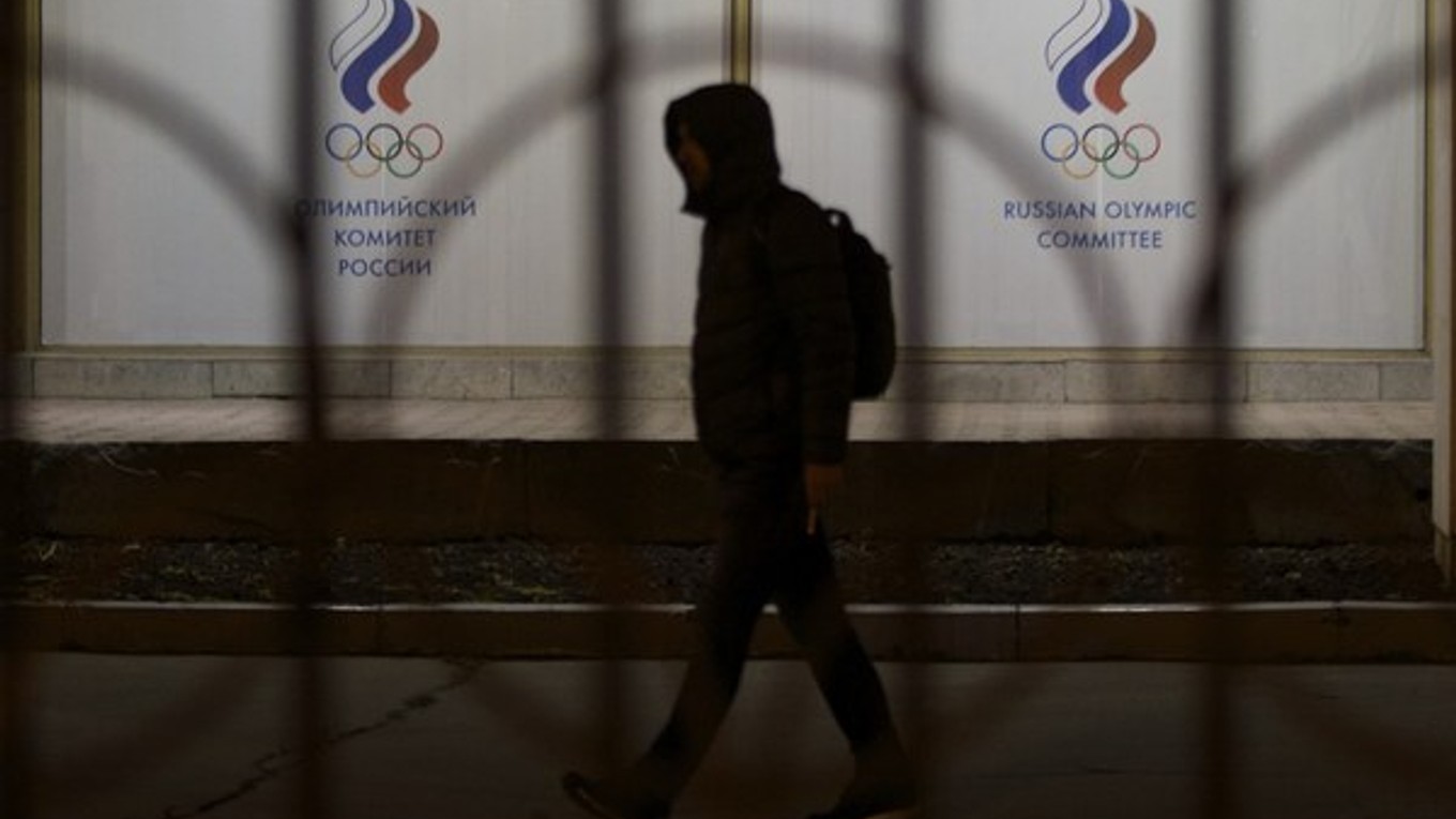 Neznámy muž kráča okolo budovy Ruského olympijského výboru v Moskve.
