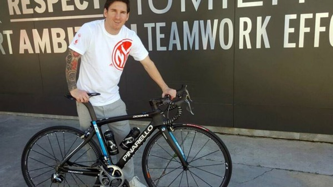 Lionel Messi so svojím novým darčekom.