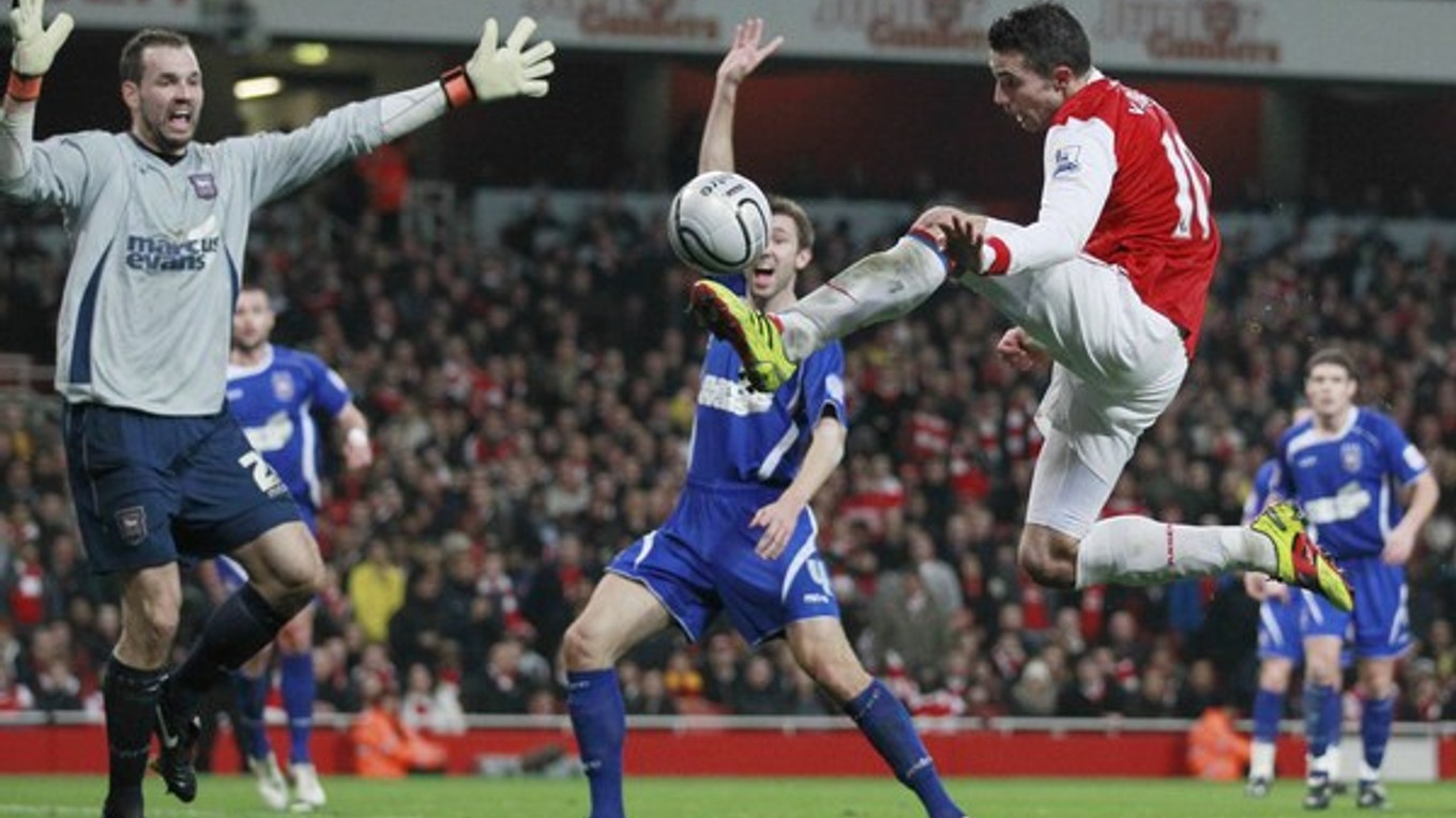 Čelil najlepším. Takto Fülöp bojoval v januári 2011 v semifinále Anglického ligového pohára proti Robinovi van Persiemu z Arsenalu Londýn.