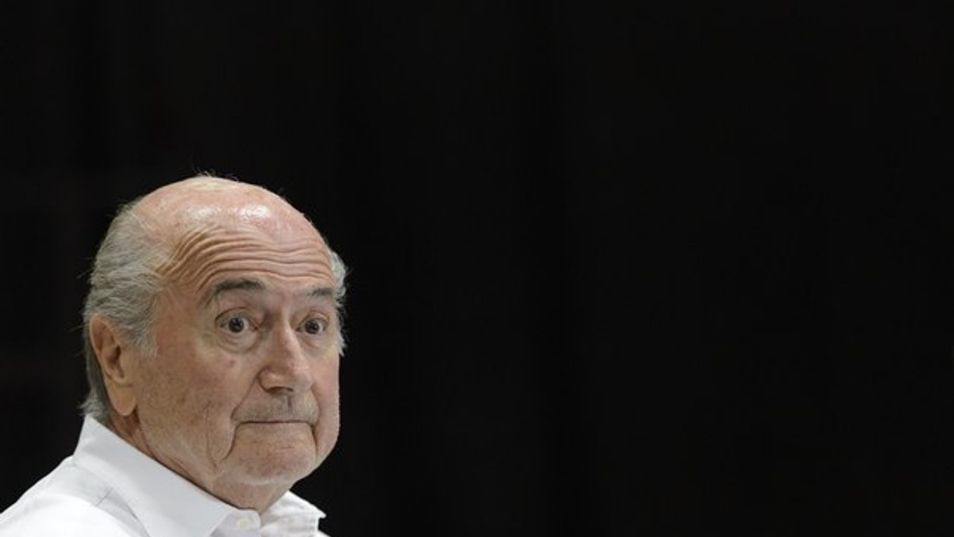 Sepp Blatter skončil v nemocnici pre kolaps vyvolaný stresom.