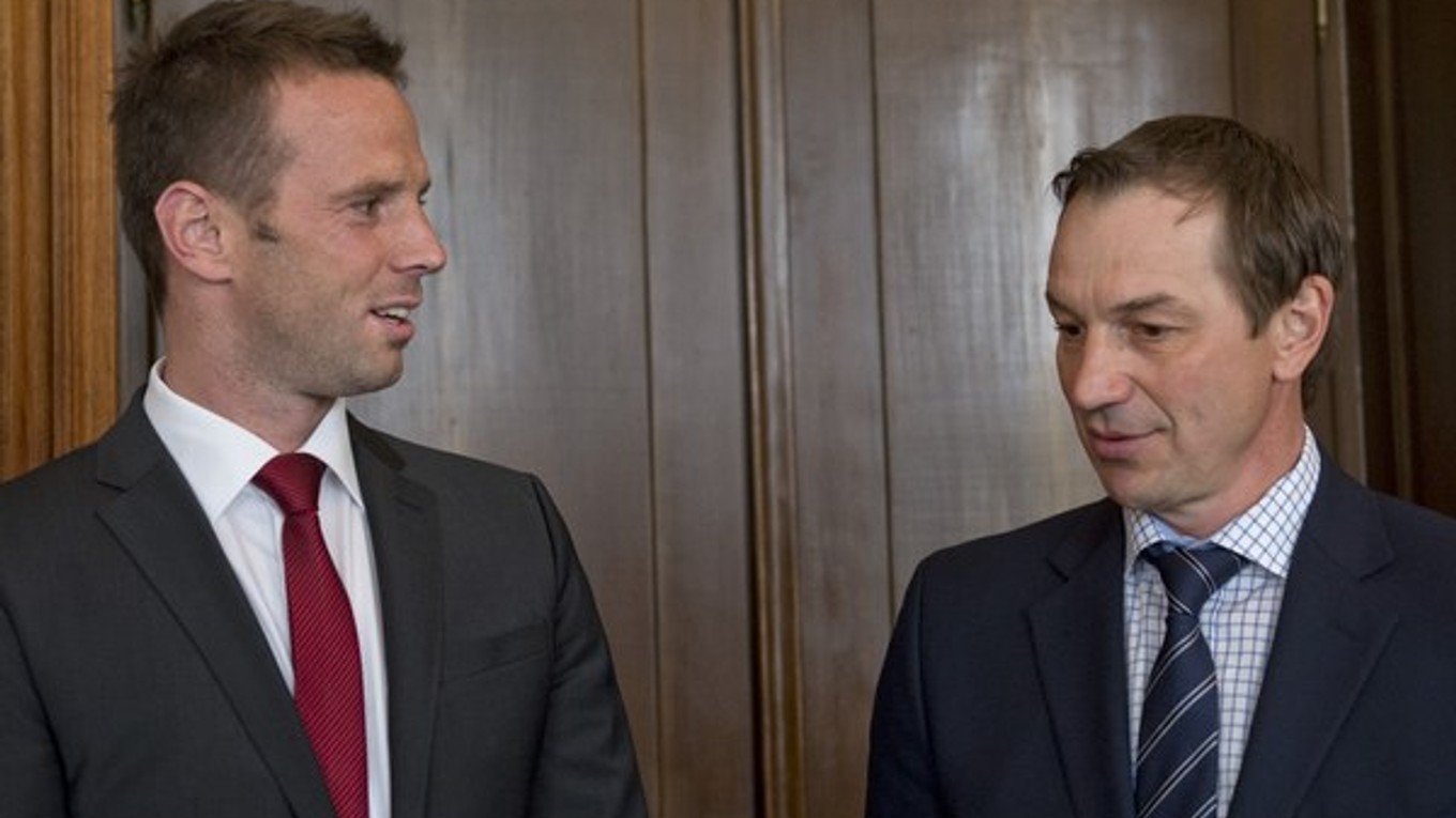 Peter Bondra (vpravo) spolupracoval pred voľbami prezidenta Slovenského hokejového zväzu s Richardom Lintnerom.