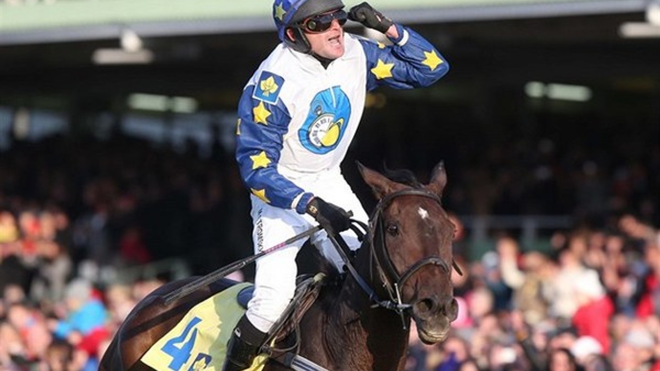 Džokej Marek Stromský na koňovi Nikasovi sa raduje z víťazstva na Veľkej pardubickej 2015.