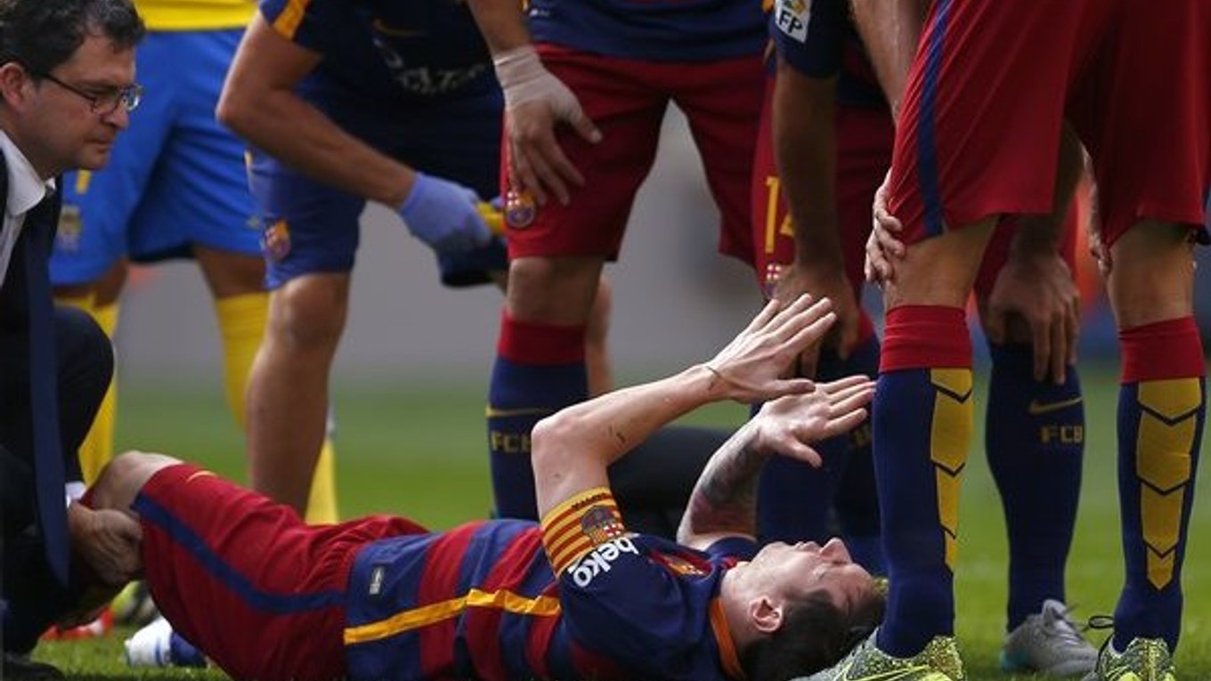 Lionel Messi sa zranil v ligovom zápase s Las Palmas, keď sa po tvrdom strete s obrancom zvíjal od bolesti na zemi.