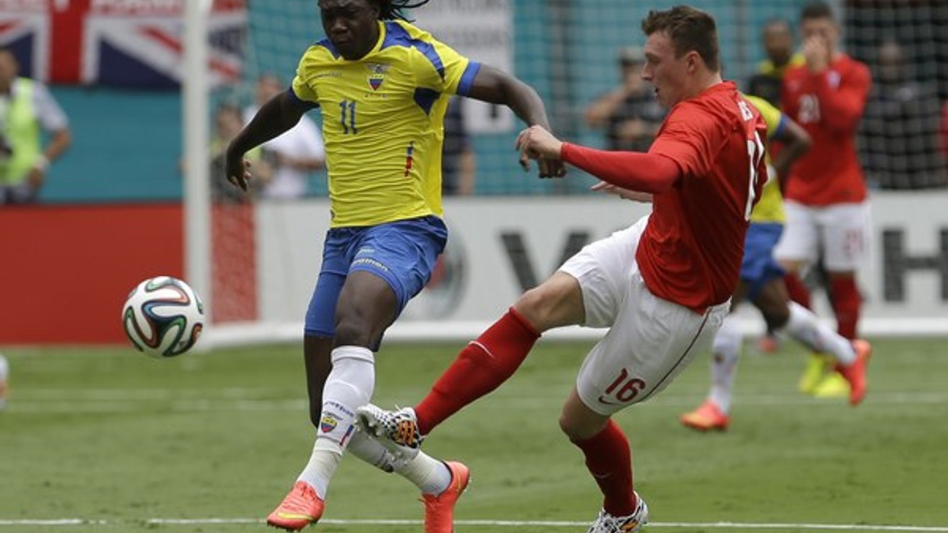 Felipe Caicedo (vľavo) strelil prvý gól Ekvádora proti Uruguaju.