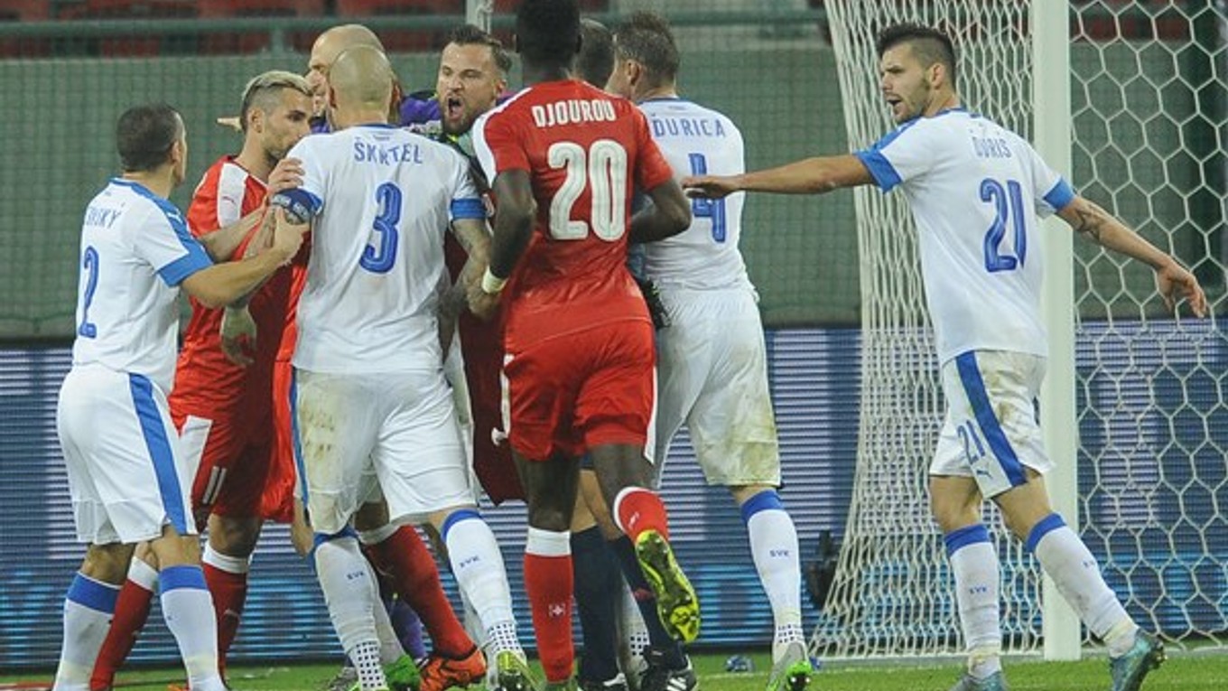 Nervózny záver - potýčka slovenských futbalistov v zápase proti Švajčiarsku, jedným z jej aktérov bol aj Martin Škrtel (s číslom 3).