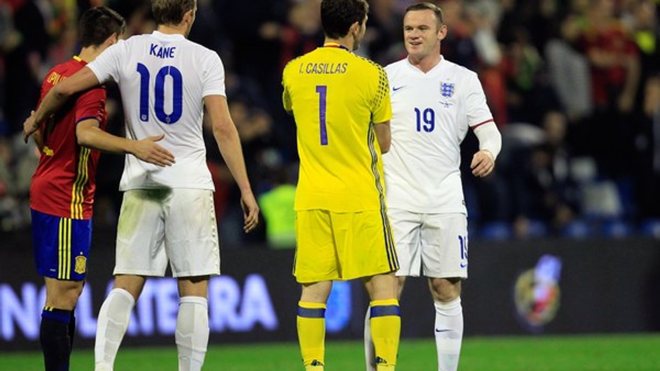 Angličan Wayne Rooney (vpravo) podáva ruku Španielovi Ikerovi Casillasovi po skončení vzájomného priateľského zápasu.