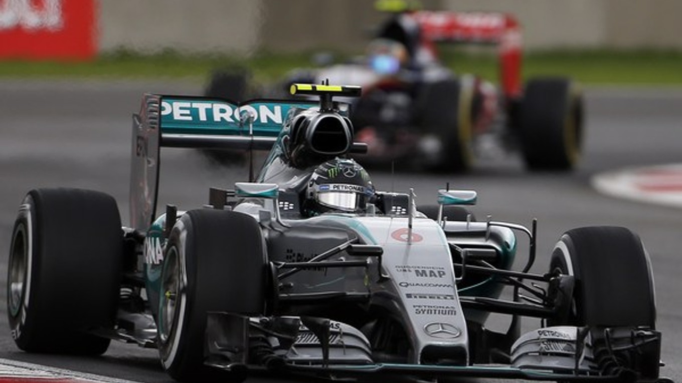 Nico Rosberg vyhral kvalifikáciu pred VC Brazílie.