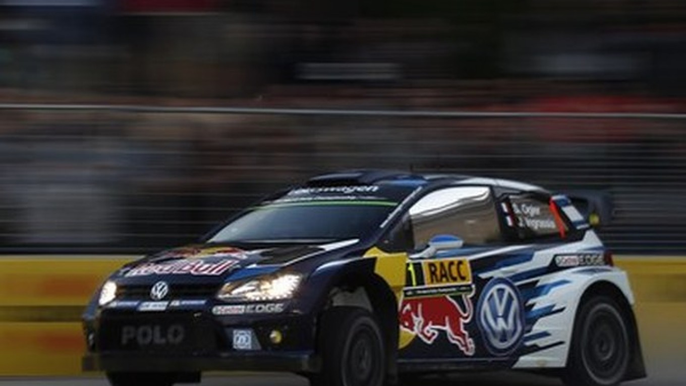 Sébastien Ogier je zatiaľ vo Walese suverénny.