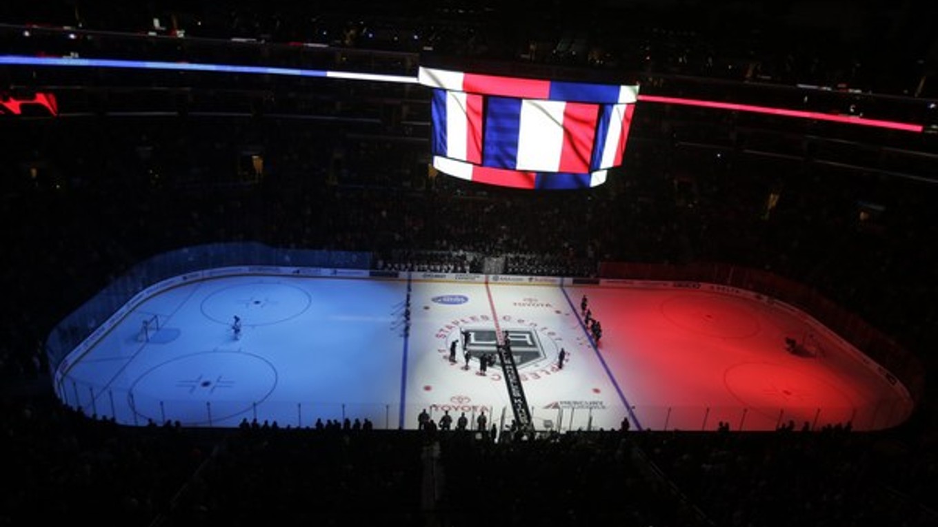 Pred zápasom medzi Los Angeles Kings a Edmontonom Oilers vysvietili ľadovú plochu i informačnú kocku nad ňou vo francúzskej trikolóre.