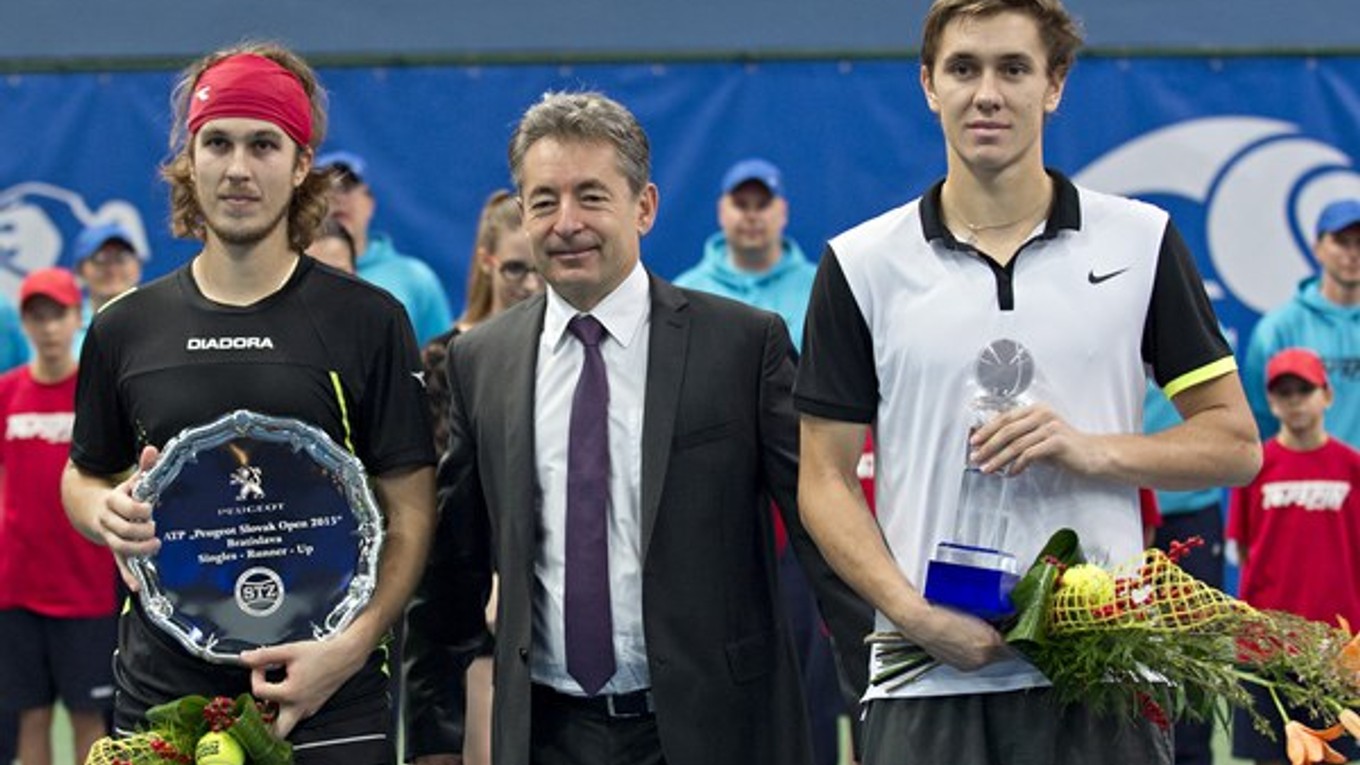 Finalisti Lukáš Lacko (vľavo) a víťaz Jegor Gerasimov držia v rukách svoje trofeje. Na snímke pózujú s generálnym sekretárom Slovenského tenisového zväzu Igorom Moškom.