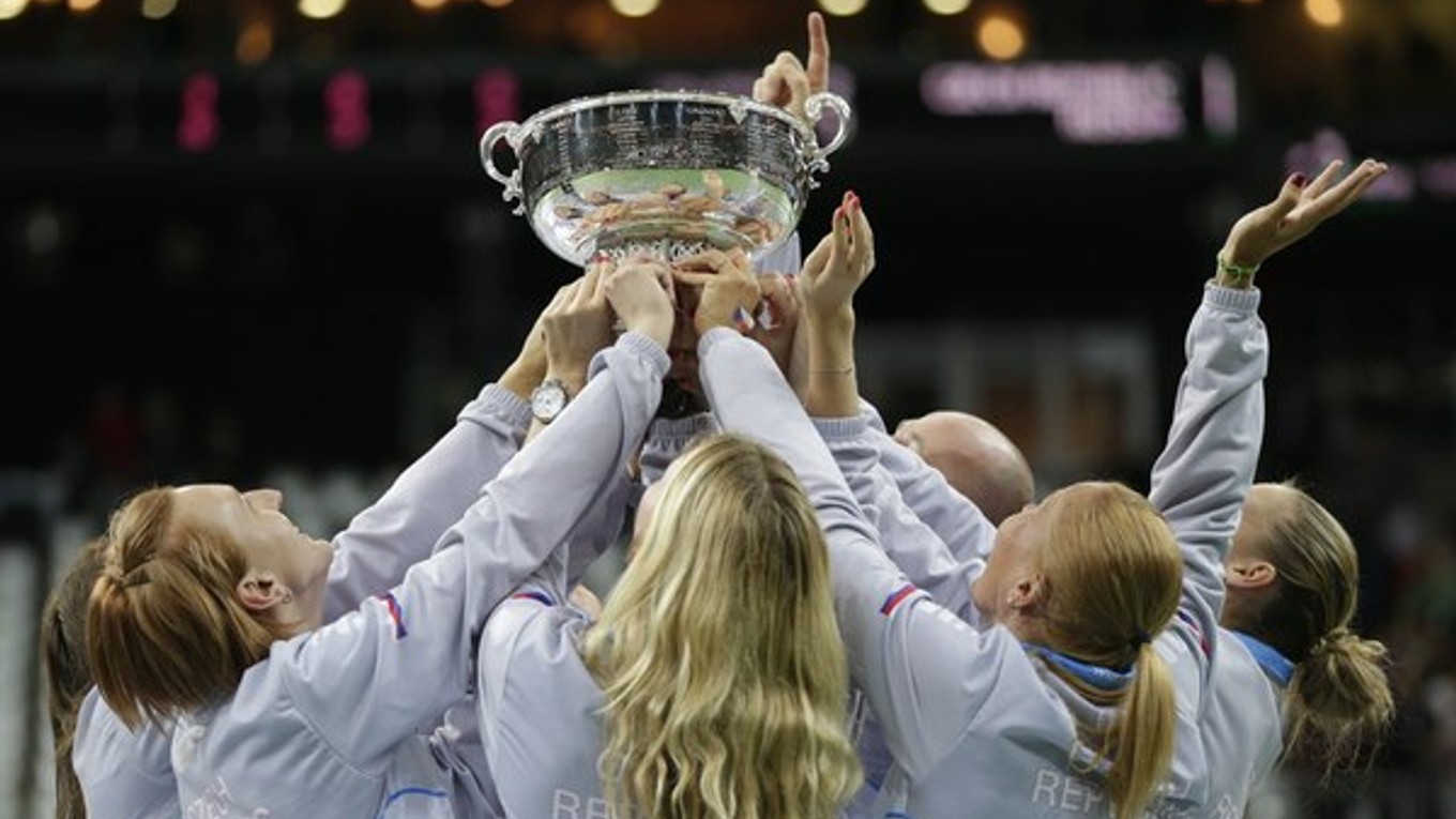 České tenistky obhájili triumf vo Fed Cupe, keď na domácej pôde zdolali Rusko pomerom 3:2.