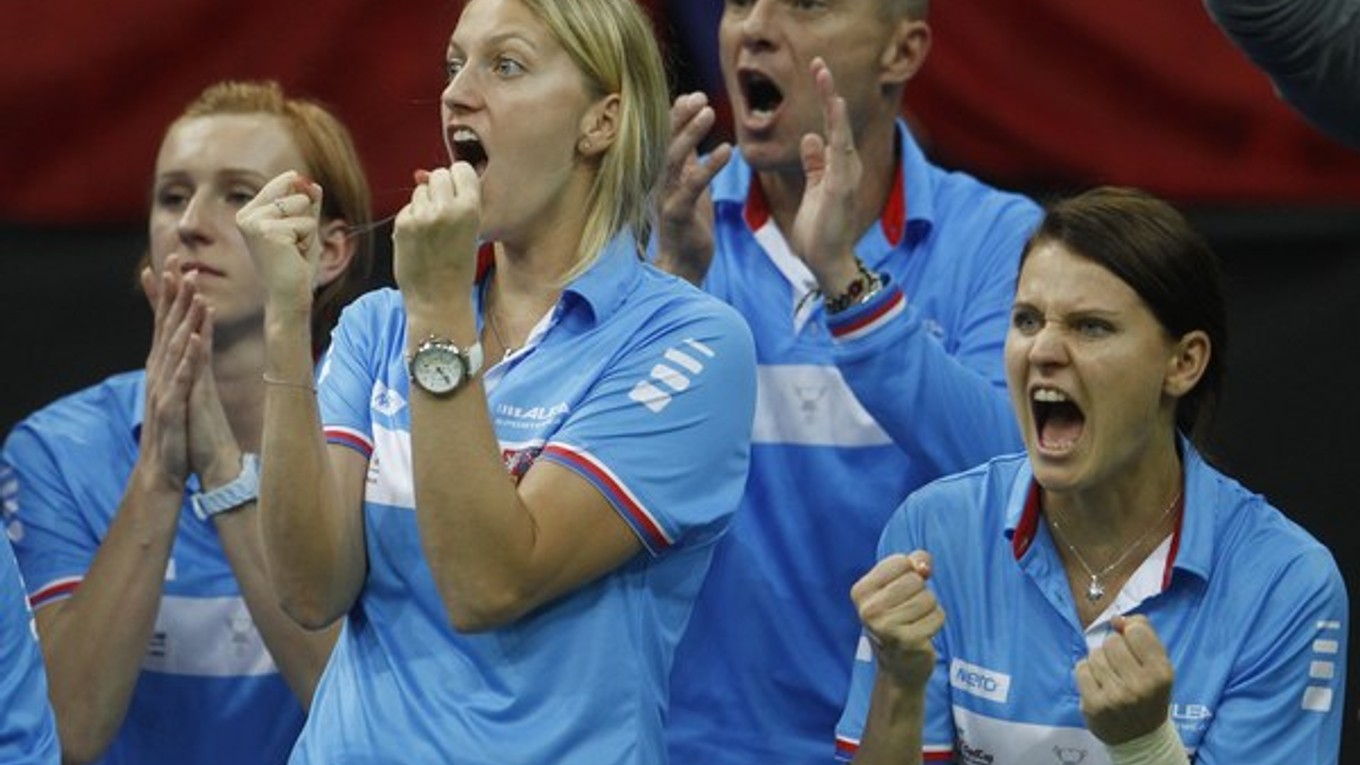 Lucie Šafářová (vpravo) povzbudzovala svoje spoluhráčky počas celého finále Pohára federácie iba z lavičky.