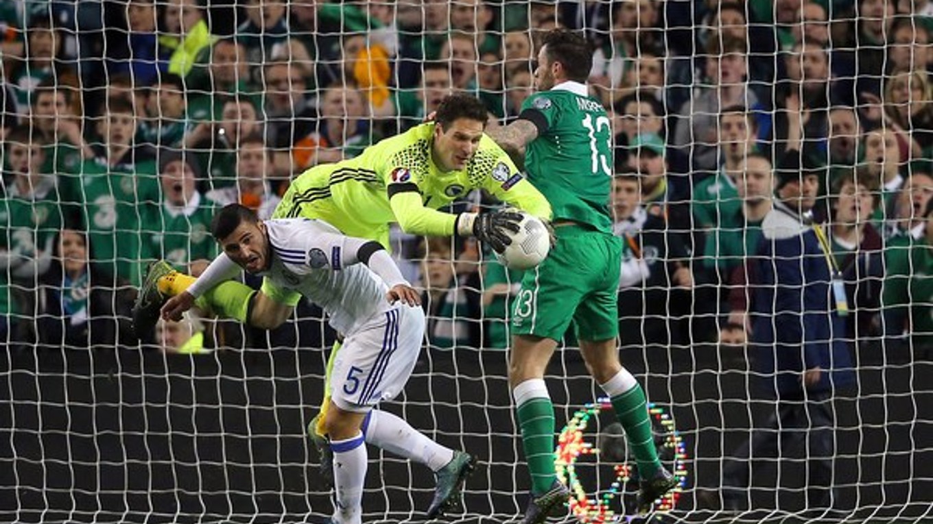 Brankár Bosny Asmir Begovič chytá loptu po šanci Daryla Murphyho.