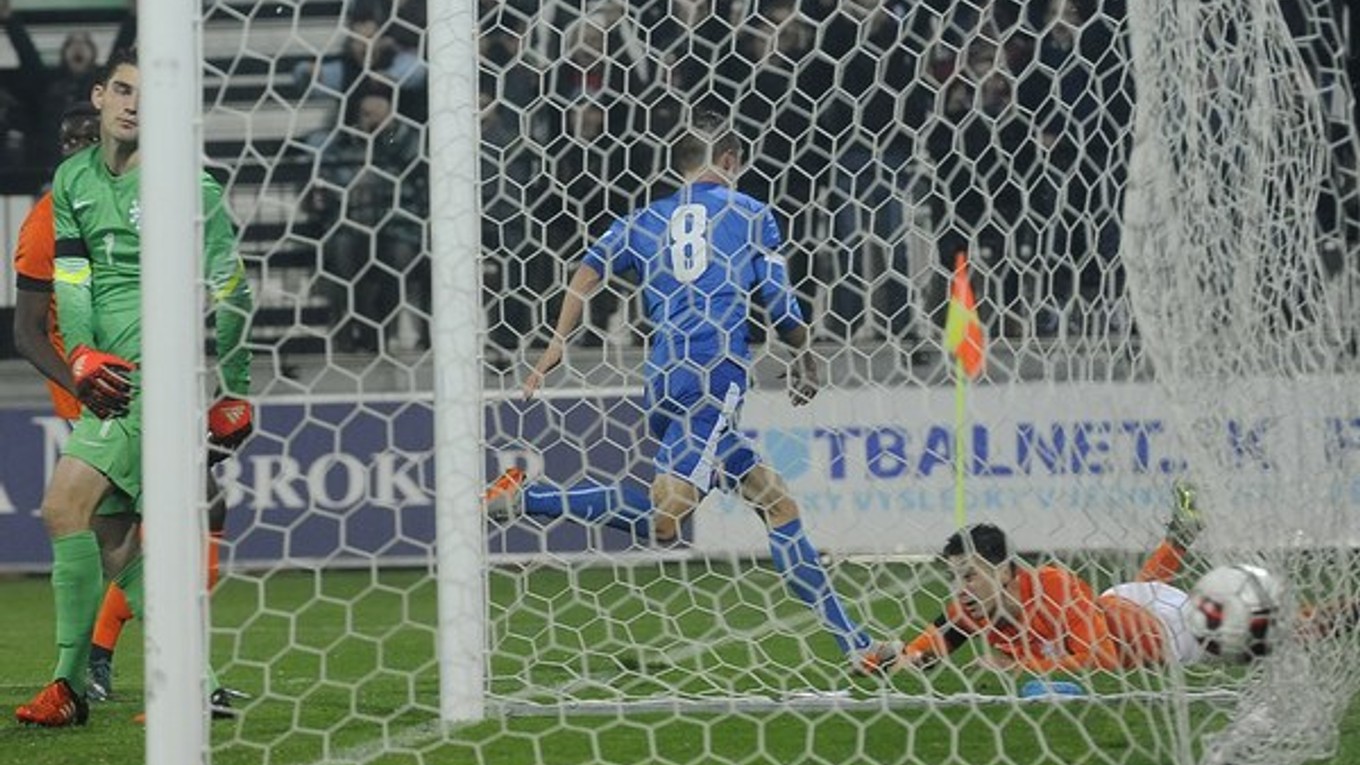 Tretí gól Slovákov strelil Martin Chrien (č. 8). Vľavo prekonaný brankár Holandska Mickey van der Hart.
