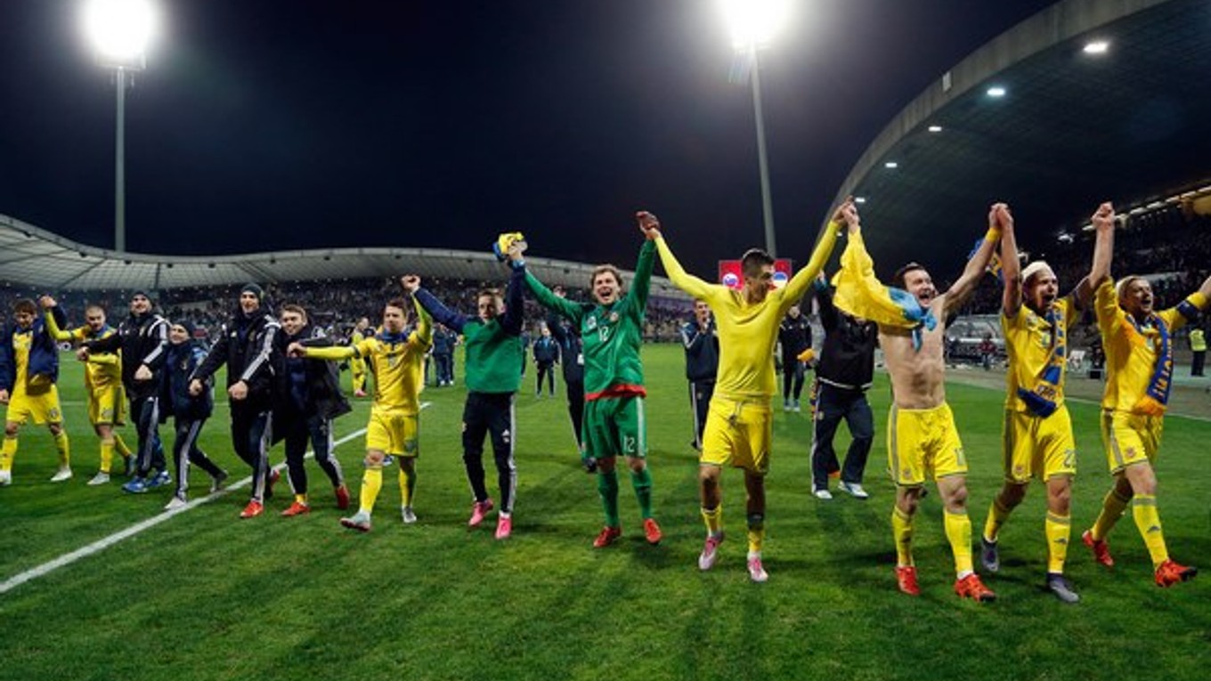 Pozápasová radosť Ukrajincov na štadióne Ljudski Vrt v Maribore.