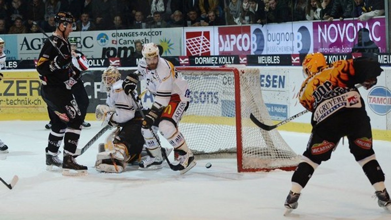Hokejisti Fribourgu pália na bránu Lugana. V zlato-čiernom drese bude hrávať už aj Martin Réway.