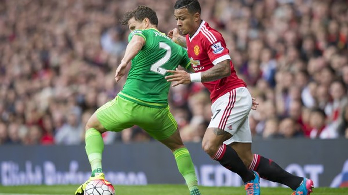 Memphis Depay (vpravo) nosí v Manchestri United číslo, ktoré v minulosti okrem Davida Beckhama patrilo napríklad aj Cristianovi Ronaldovi.