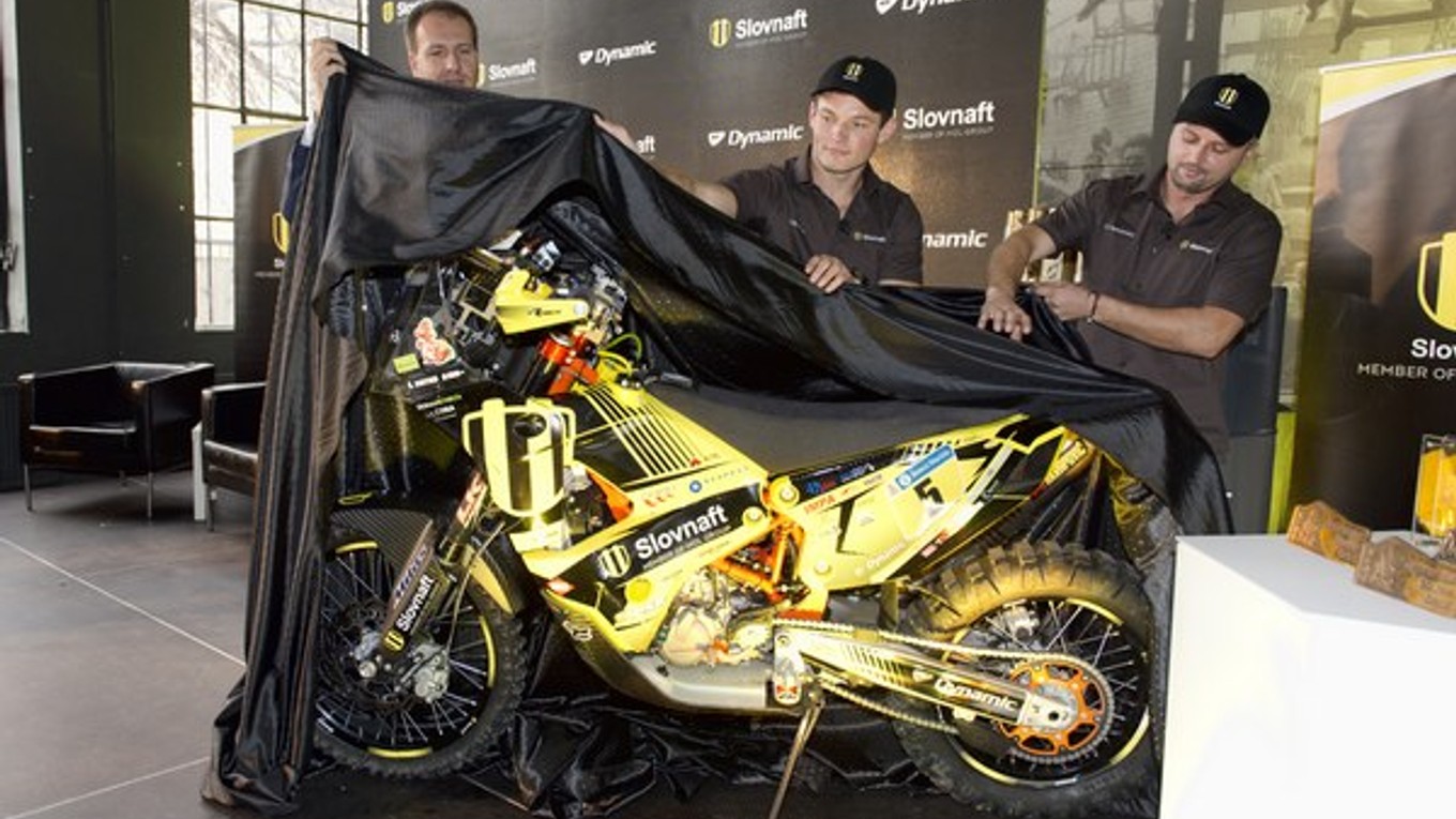Štefan Svitko (v strede) vo štvrtok odhalil svoju motorku pre Rely Dakar.
