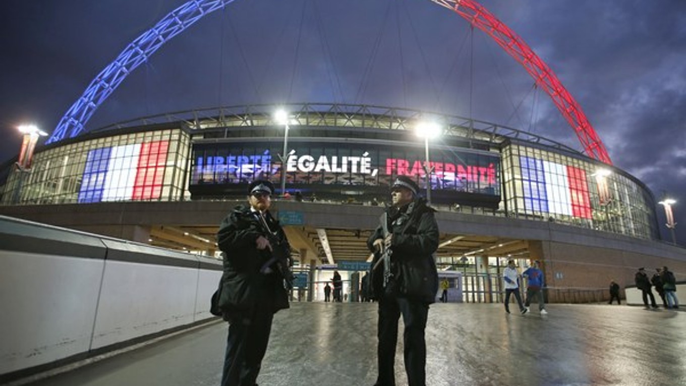Aj v utorok pri medzištátnom zápase medzi Anglickom a Francúzskom svietil štadión Wembley vo farbách trikolóry.