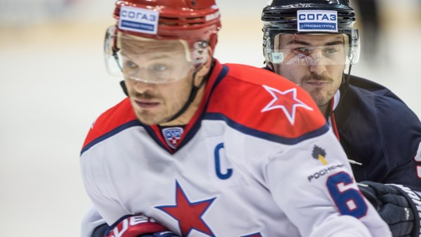 V Bratislave ratovali hráči armádneho klubu aspoň remízu v samom závere. Na snímke súboj Denisova so Skokanom.