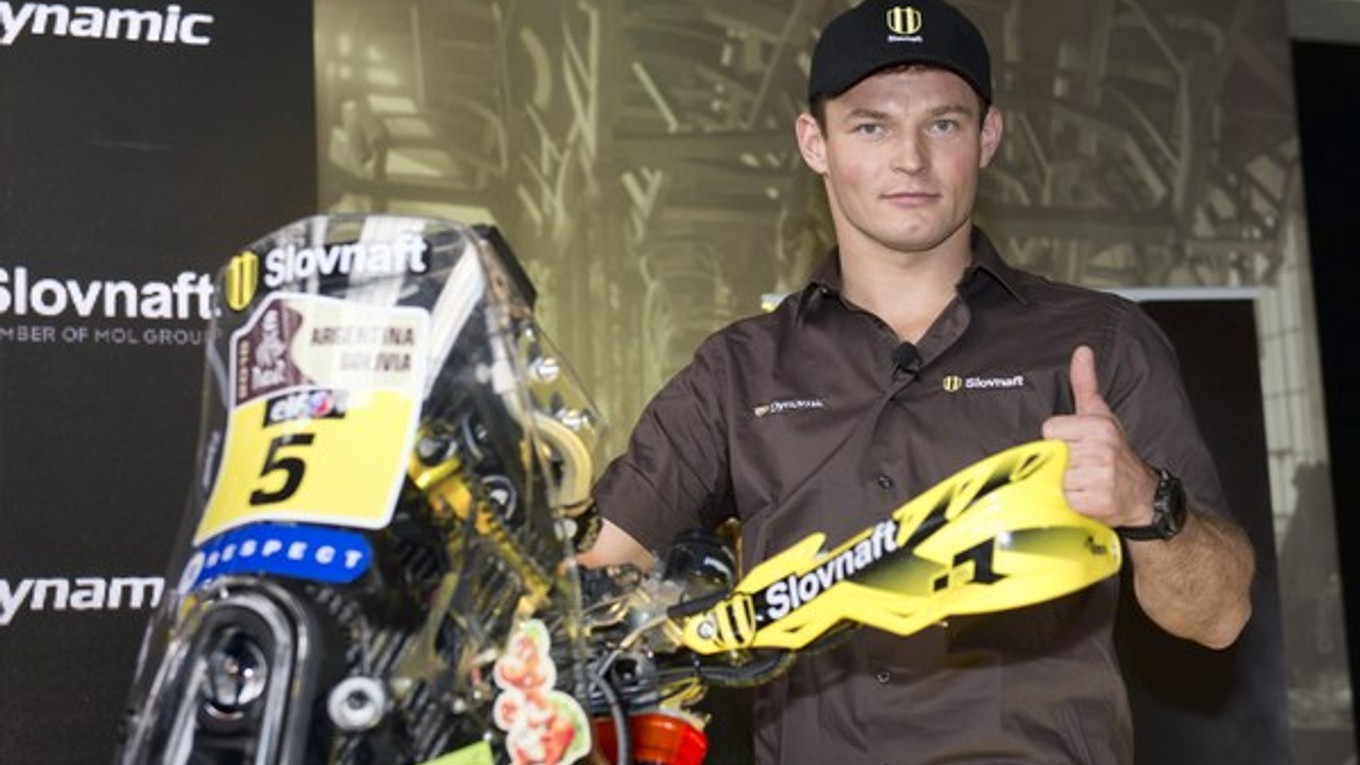 Slovenský motocyklový reprezentant Štefan Svitko na novej motorke počas tlačovej konferencie pred januárovým štartom prestížnej Rely Dakar 2016.