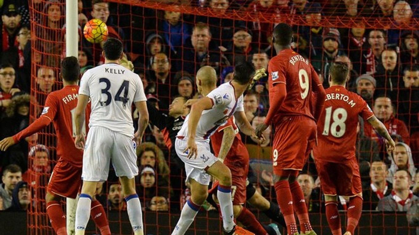Pred reprezentačnou prestávkou futbalisti Liverpoolu doma senzačne nestačili na Crystal Palace. Na snímke strieľa víťazný gól Scott Dann (tretí sprava).