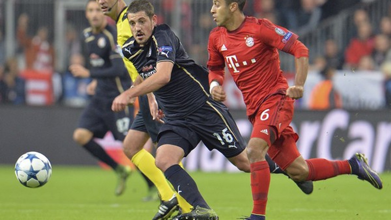 Arijan Ademi (vľavo) v súboji s Thiagom Alcantarom z Bayernu Mníchov v zápase Ligy majstrov.