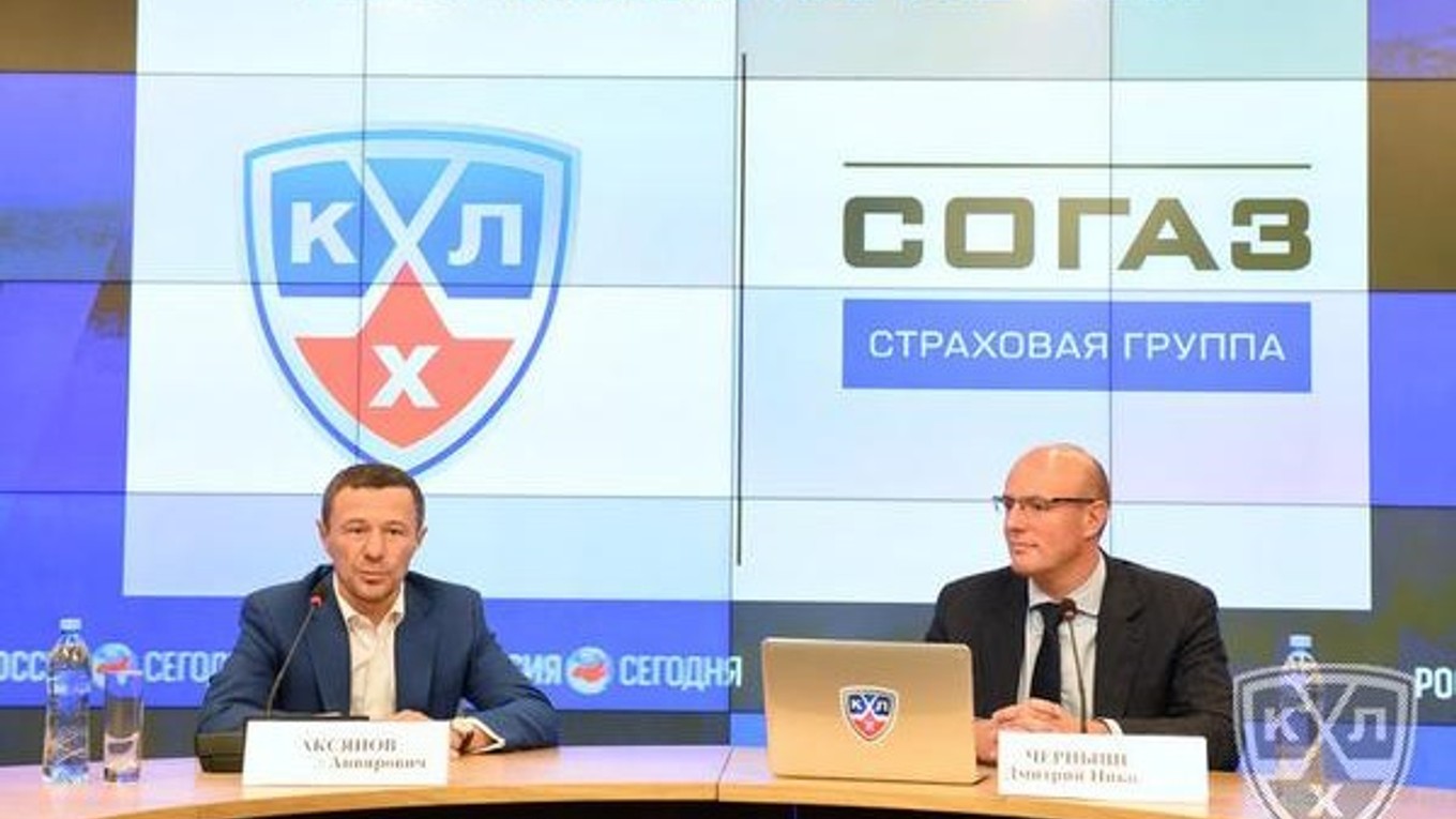 Šéf Kontinentálnej hokejovej ligy Dmitrij Černyšenko (vpravo) sa usiluje o návrat tradičných značiek na scénu profiligy.