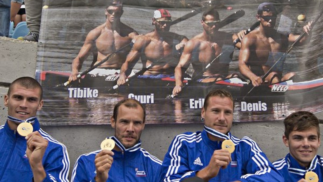 Na snímke slovenskí reprezentanti v rýchlostnej kanoistike (zľava Linka, Tarr, Vlček a Myšák) sa tešia s fanúšikmi zo zlata po finálovej jazde v kategórii K4 na 1000 m muži na MS v talianskom Miláne.